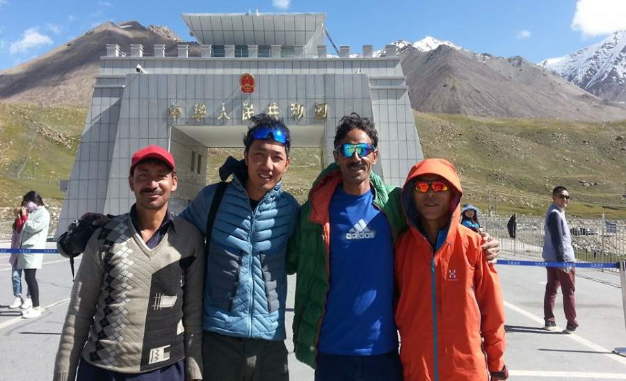 Khunjareb Pass summit